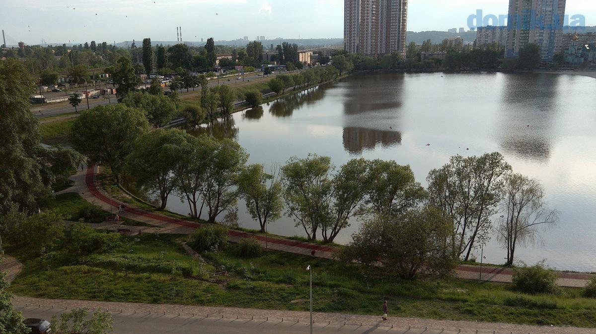 У Києві дитина випала з вікна і залишилась жива